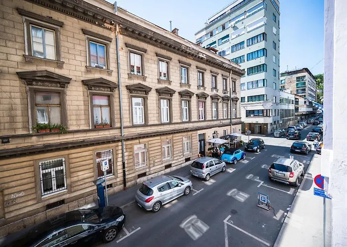 Modern 1Bdr Apartment Near City Center