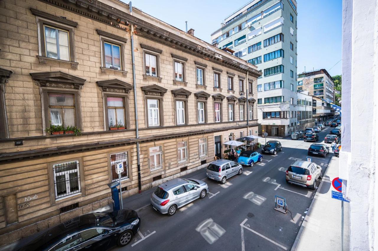Modern 1bdr Near Center *